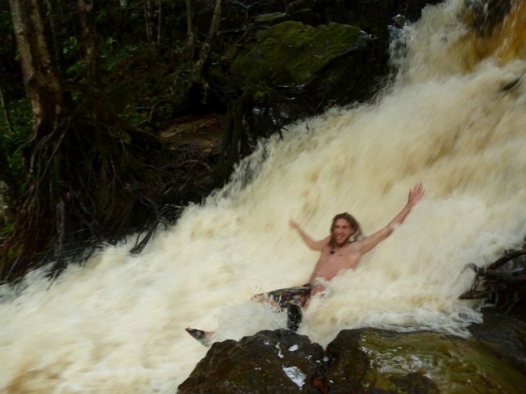 hombre cayendo por una cascada
