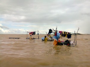 lavar la ropa en la laguna