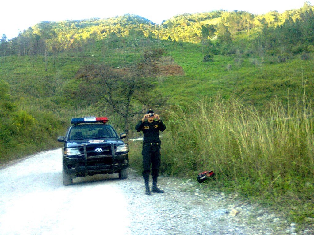 policía sacando foto