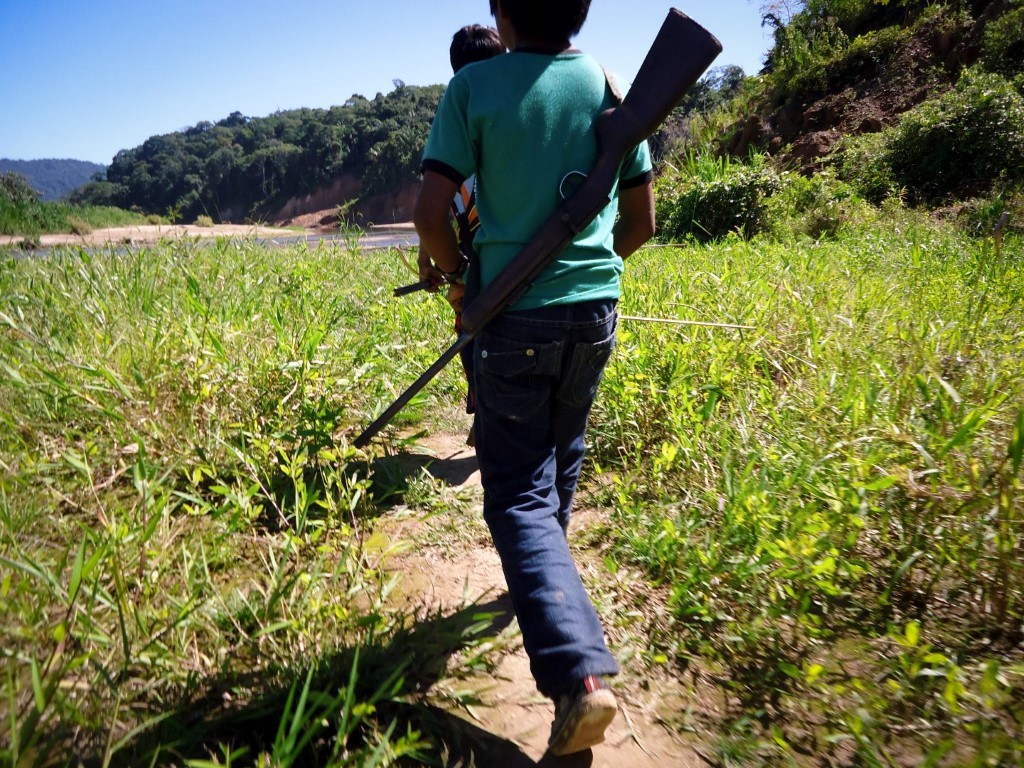 niño con arma (Medium)