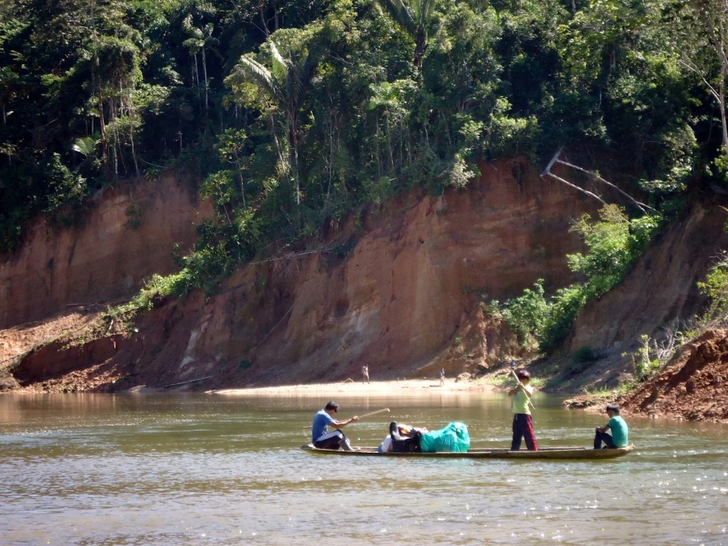 niño yuracare apuntandome con una flecha en el río Moleto (Medium)