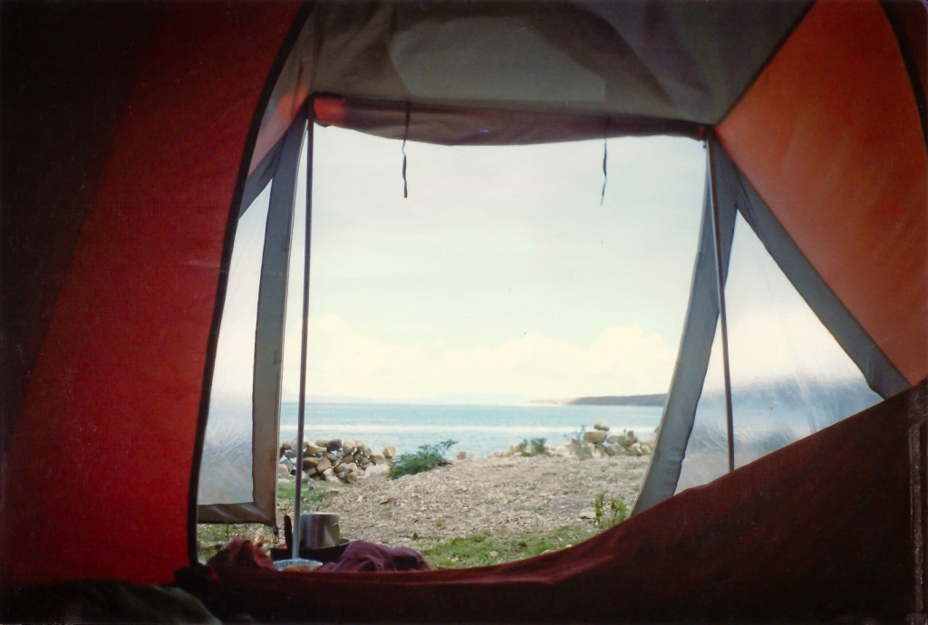 puerta de la carpa hacia el lago Titicaca