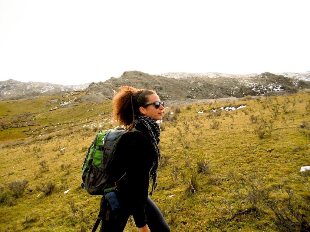 18 - una chica hermosa en la montaña