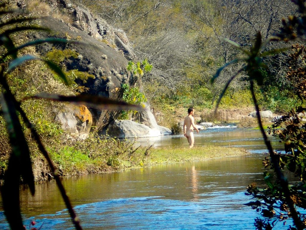 desnudo-en-el-rio-icano